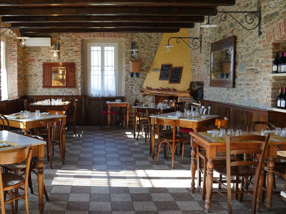 interno rustico e accogliente di Ostaria alla Torre