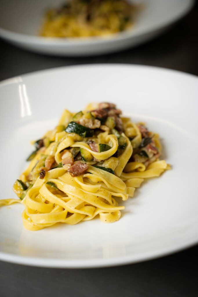 tagliatelle con pancetta e zucchine