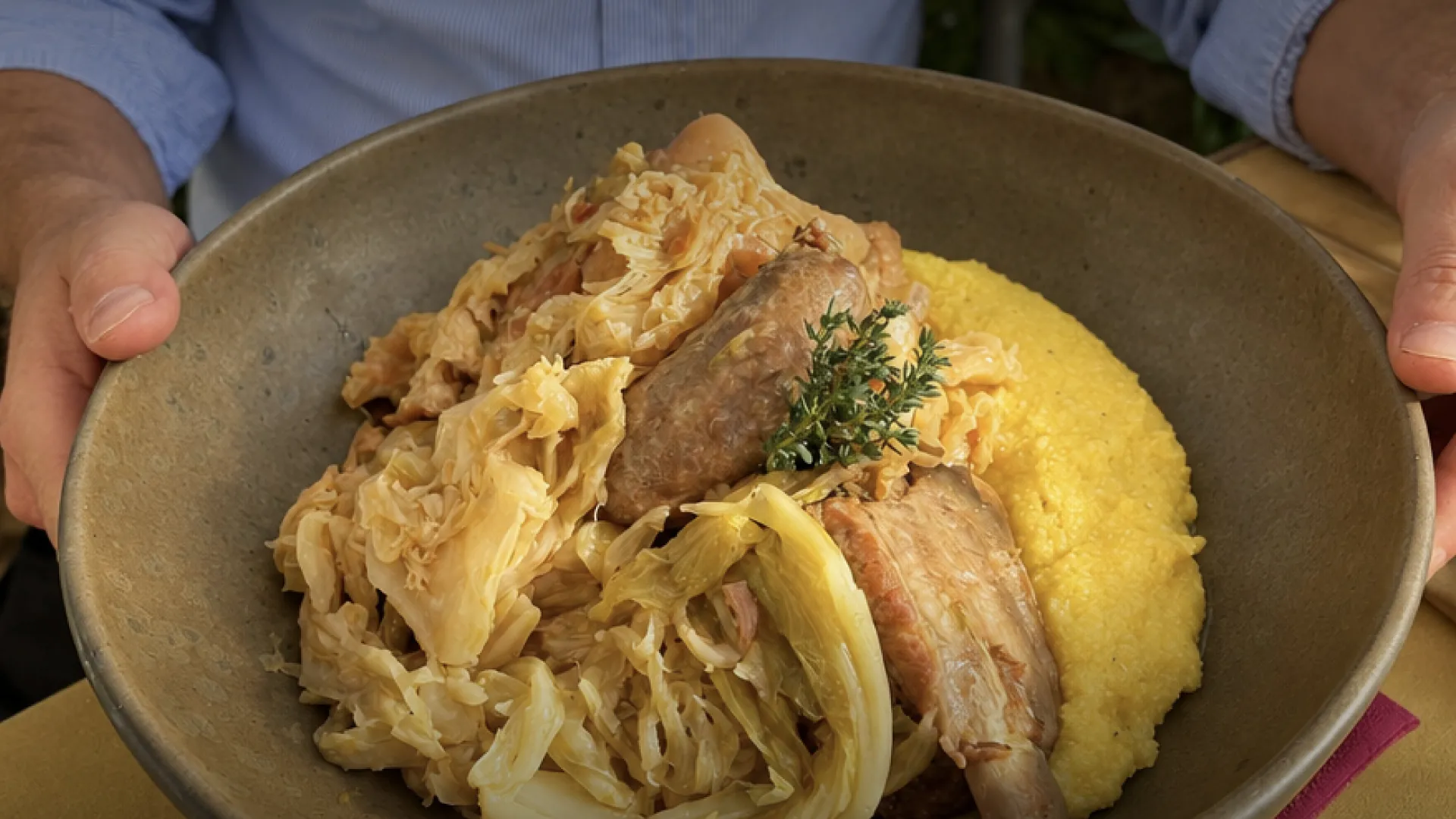 Cassoeula con polenta servita all’Ostaria alla Torre di Giussano